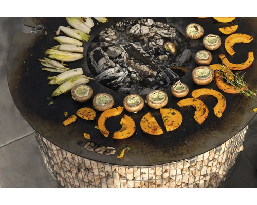 Grill avec des légumes tels que potiron, champignons et chicons sur du charbon de bois