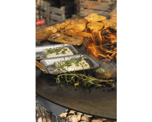 Barbecue avec viande, halloumi et légumes sur flamme ouverte.