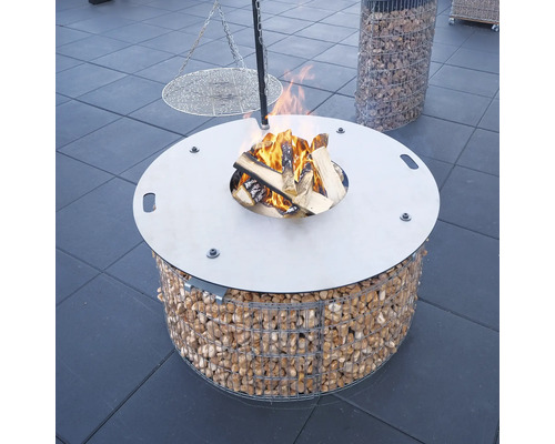 Foyer en gabions avec feu de bois et grille de barbecue