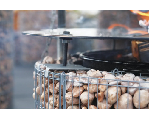 Gros plan d''un barbecue en gabion avec remplissage en pierres, grille et réglage en hauteur