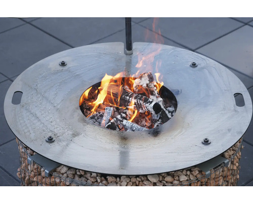 Foyer avec panier en pierre et bois qui brûle