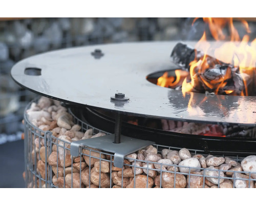 Foyer avec plaque de cuisson en acier et panier de gabions rempli de pierres