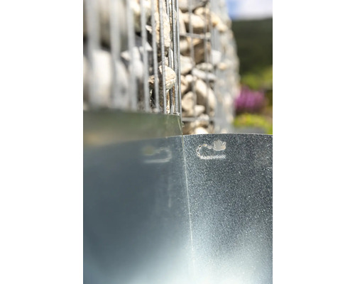 Detailansicht einer Gabione mit Steinen und Metalleinfassung