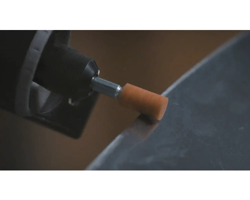 Outil rotatif avec accessoire de polissage lors du traitement d'une surface
