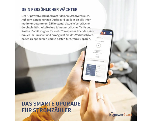 Eine Person bedient die iQ powerGuard App auf einem Smartphone zur Stromverbrauchsüberwachung.