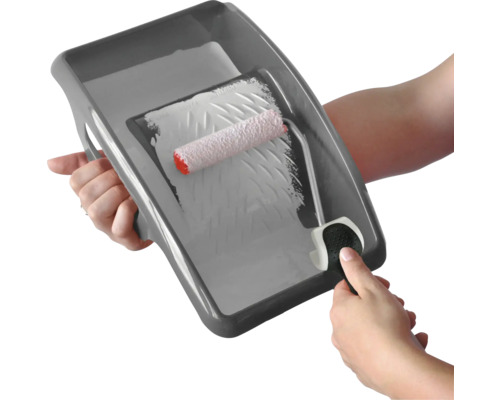 Peinture, rouleau à peinture et bac à peinture en cours d''utilisation