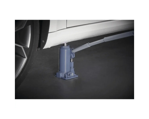 Hydraulischer Wagenheber hebt ein Auto an