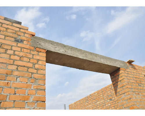 Mur de briques avec linteau en béton en construction