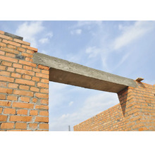Maçonnerie de briques avec linteau en béton au-dessus d''une ouverture sur ciel bleu