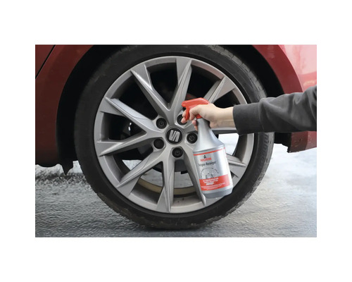 Nettoyant pour jantes en cours d''utilisation sur une roue de voiture