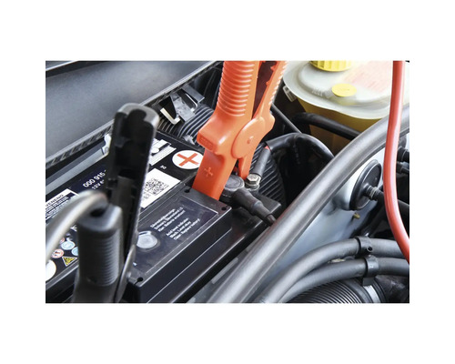 Autobatterie wird mit Starthilfekabel geladen