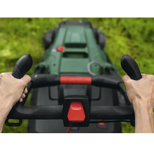 Vue d''une personne utilisant une tondeuse à gazon.