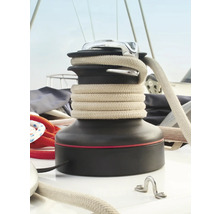 Winch d''écoute avec cordage sur un voilier