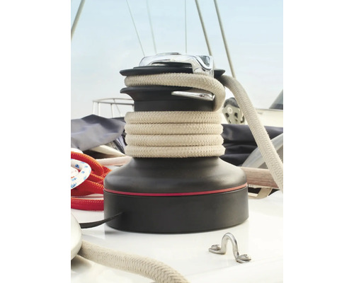 Winch d''écoute avec cordage sur un voilier