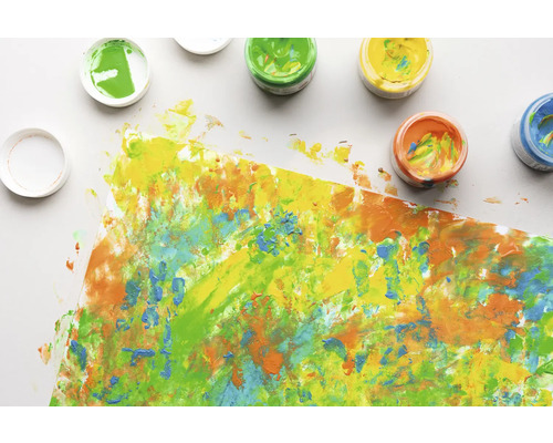 Farbig bemalte Leinwand mit Farbtöpfen