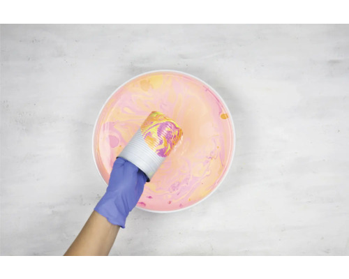 Technique de trempage : un récipient est plongé dans un bain de peinture.