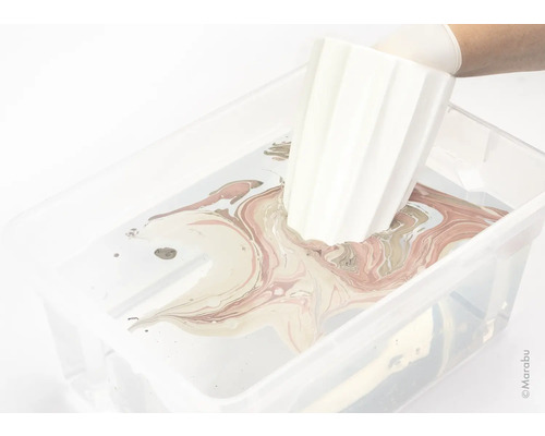 Eintauchen eines Pflanzgefäßes in ein Marmorierbad für die Dekoration