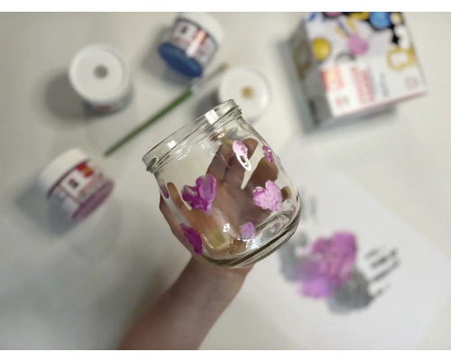 Bemalter Glasbehälter mit Pinsel und Bastelfarben