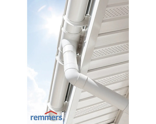 Système de gouttière en plastique avec tuyau de descente sur le toit