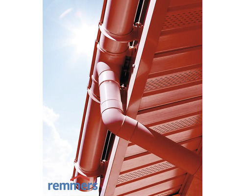 Gouttière en plastique sur un toit de maison