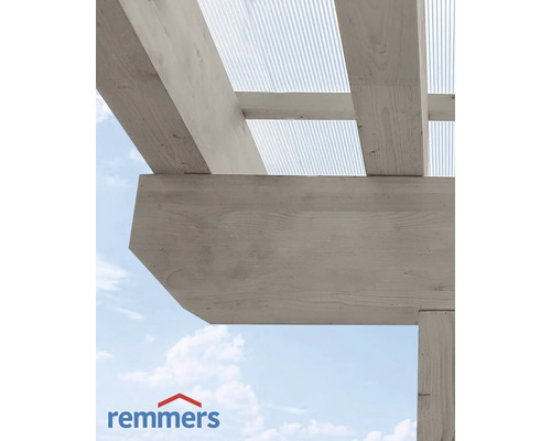 Nahaufnahme einer Holzpergola mit durchsichtigem Dach und Remmers Logo