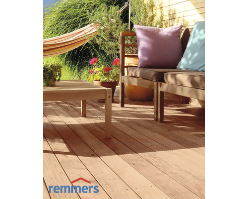 Terrasse avec plancher en bois, banc, table et hamac