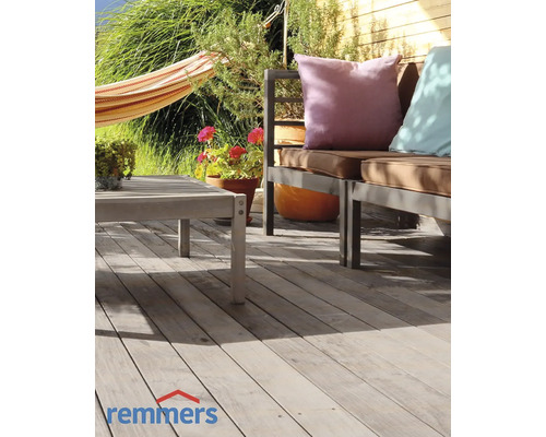 Holzterrasse mit Gartenmöbeln und Pflanzen