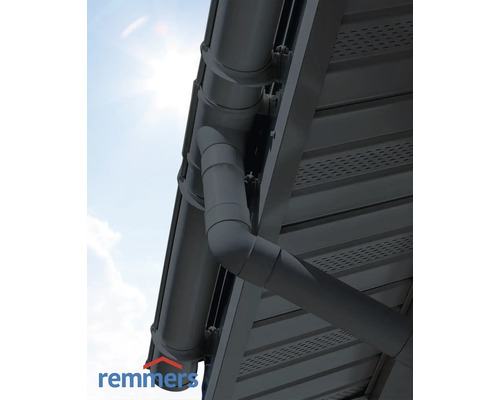 Gouttière et descente pluviale sur un toit de maison