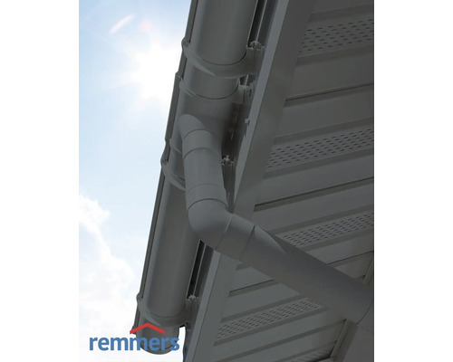 Gouttière en plastique sur un toit de maison