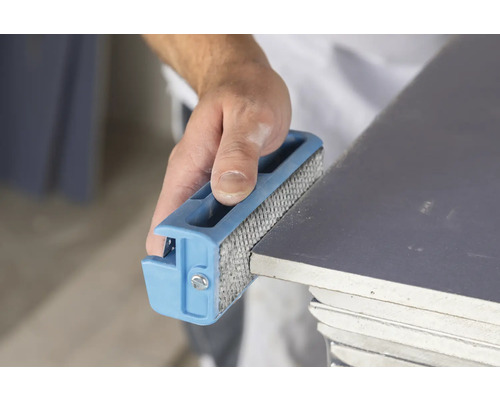 Entgrater in Gebrauch an Metallkante