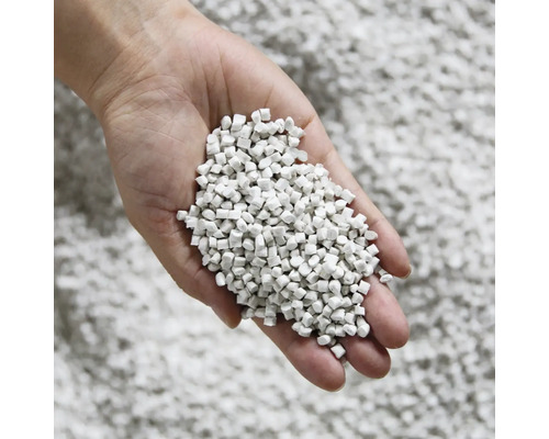 Eine Hand hält Pflastersplitt