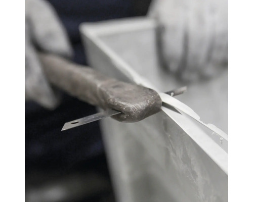 Anwendung von Abstreichwerkzeug auf einer Oberfläche