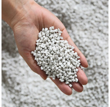 Hand hält Katzenstreu aus Betonit