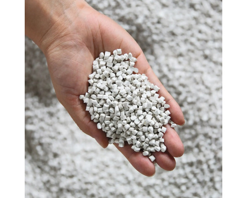 Main tenant litière pour chat en bentonite