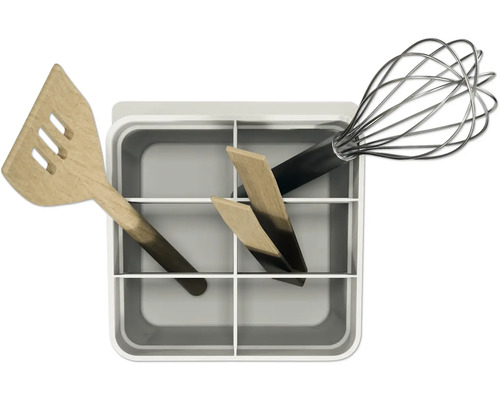 Ustensiles de cuisine dans un égouttoir, y compris une spatule et un fouet