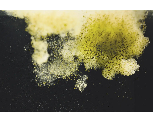 Gelber Farbstoff oder Pigmente im Wasser