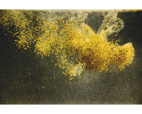 Gelbe Farbpigmente wirbeln im Wasser auf.