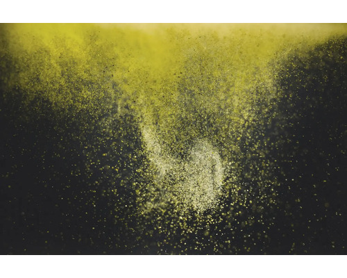 Colorant jaune tourbillonnant sur fond sombre