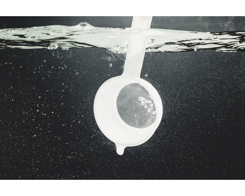 Kunststoff Teesieb im Wasser