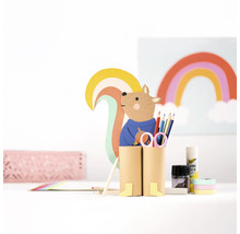 Table de bricolage avec pot à crayons, ciseaux, crayons et décoration arc-en-ciel