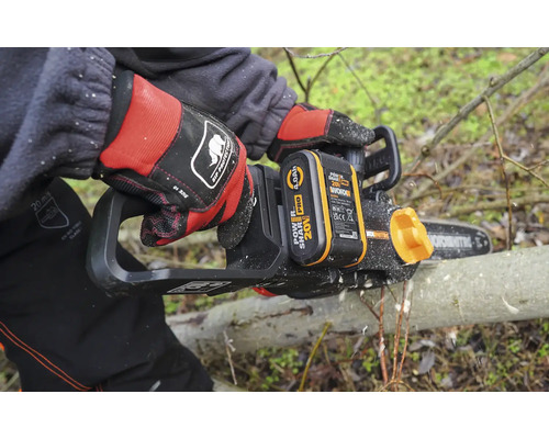 Tronçonneuse à batterie coupant une branche