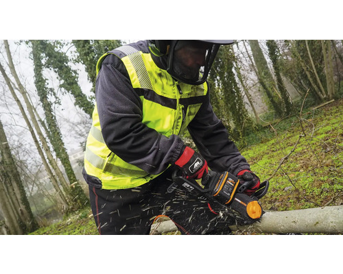 Une personne scie un tronc d''arbre avec une tronçonneuse, protégée par des vêtements de sécurité.