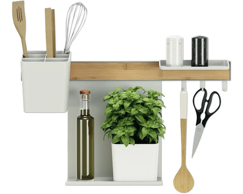 Ustensiles de cuisine et pot d''herbes aromatiques sur une barre de cuisine