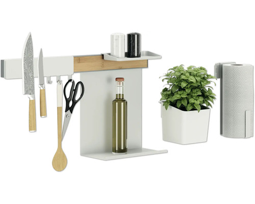 Ustensiles de cuisine sur une barre de cuisine avec couteaux, ciseaux, cuillère en bois, bouteille d''huile, plante aromatique, support pour essuie-tout