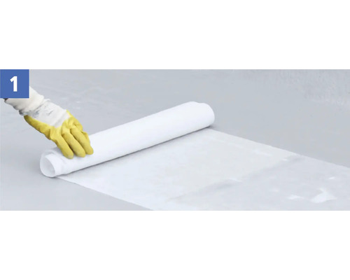 Une personne déroule une bande d''étanchéité sur une surface.