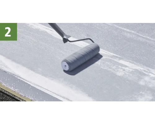 Application de peinture pour toit avec un rouleau à peinture