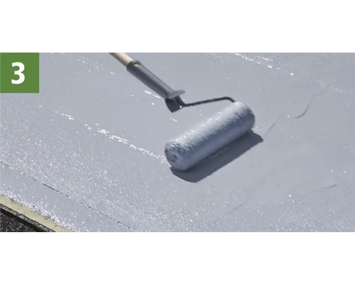 Application de plastique liquide au rouleau sur une surface de toit