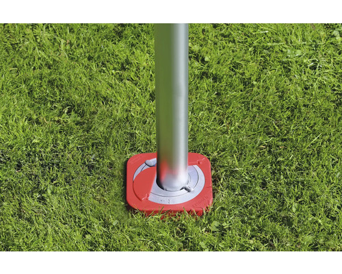 Erdanker für Fahnenmast auf Rasen