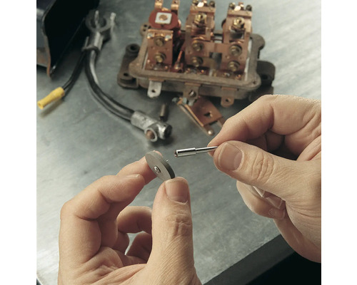 Mains assemblant des composants électriques