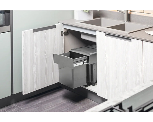 Küchenszene mit einem grauen Abfalleimer im Unterschrank unter der Spüle
